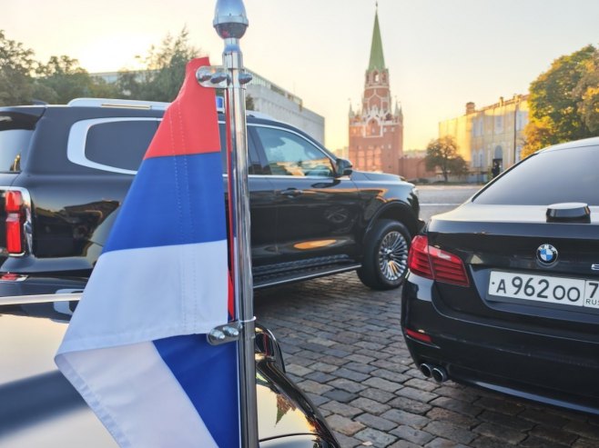 Српска представљена својом заставом на састанку и на аутомобилима делегације Српска представљена својом заставом на састанку и на аутомобилима делегације - Фото: РТРС