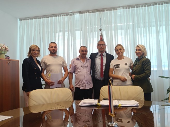 Остојић са дјецом погинулих бораца Остојић са дјецом погинулих бораца - Фото: Уступљена фотографија