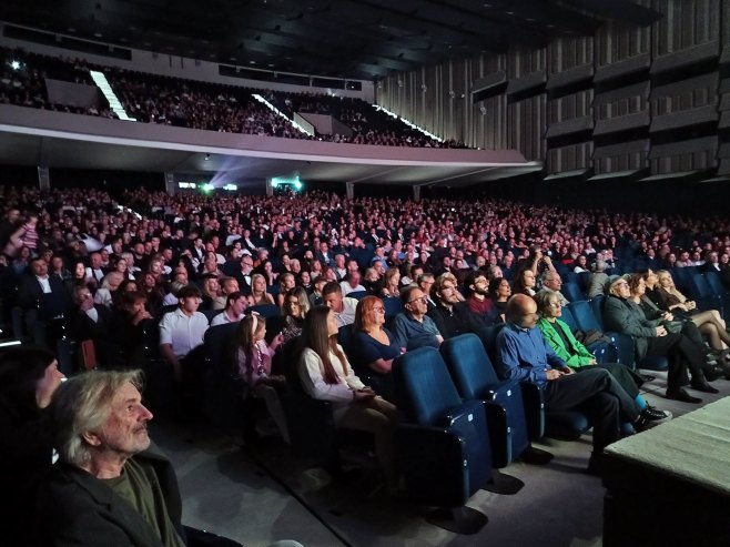 ФЕСТ отворен премијером фима "Златни рез-Дјеца Козаре" ФЕСТ отворен премијером фима "Златни рез-Дјеца Козаре"