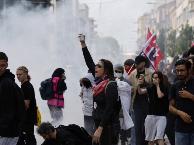 Протести ученика у Француској (Фото: EPA/HORCAJUELO GUILLAUME) Протести ученика у Француској (Фото: EPA/HORCAJUELO GUILLAUME) -