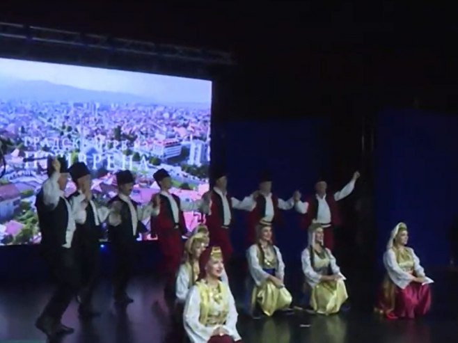 У Новом Граду концерт ансамбла народних игара и пјесама с КиМ "Венац" - јачање пријатељских веза српског народа (ВИДЕО) У Новом Граду концерт ансамбла народних игара и пјесама с КиМ "Венац" - јачање пријатељских веза српског народа (ВИДЕО)