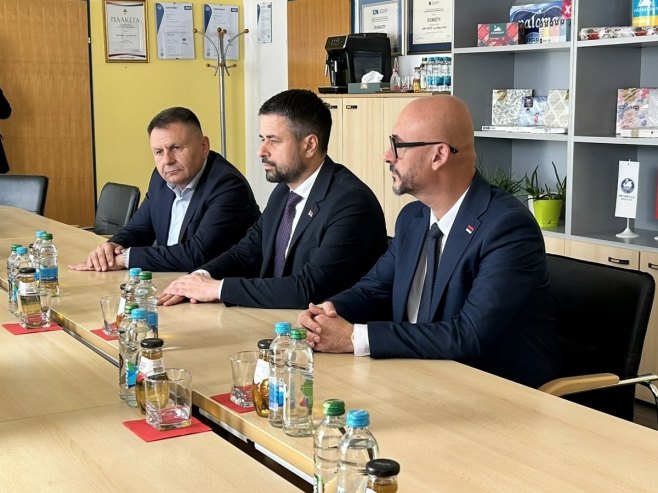 Бубић и Амиџић у посјети фабрици "СXП Целекс" Бубић и Амиџић у посјети фабрици "СXП Целекс" - Фото: РТРС