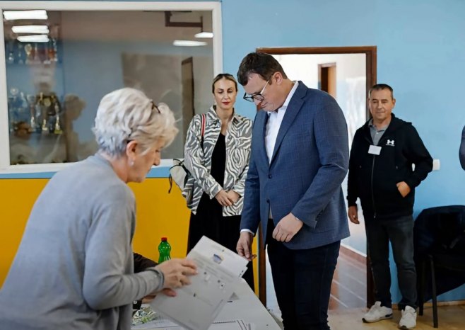 Маринко Божовић - гласање (Фото: Фејсбук - Маринко Божовић) Маринко Божовић - гласање (Фото: Фејсбук - Маринко Божовић) -