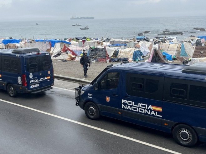 Полиција уклонила мигрантски камп у Сеути (Фото. EPA/REDUAN) Полиција уклонила мигрантски камп у Сеути (Фото. EPA/REDUAN) -