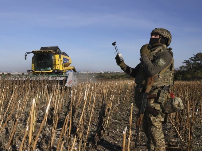 Украјински војник конролише дрон (фото: EPA/OLEG MOVCHANIUK) Украјински војник конролише дрон (фото: EPA/OLEG MOVCHANIUK) -