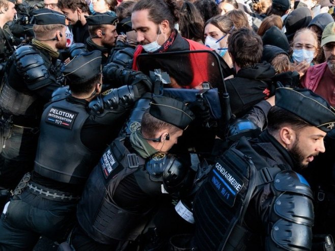 Француска, протести (фото: EPA/GAUTHIER BEDRIGNANS) Француска, протести (фото: EPA/GAUTHIER BEDRIGNANS) -