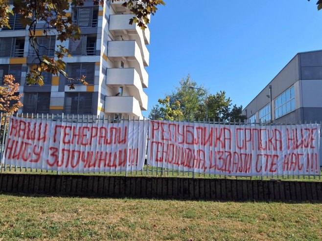 Транспаренти са порукама у Бањалуци Транспаренти са порукама у Бањалуци - Фото: РТРС