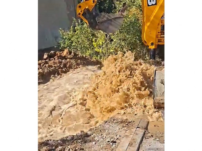 Водоводни квар у Источном Сарајеву (фото: facebook.com/vodovodistocnosarajevo) Водоводни квар у Источном Сарајеву (фото: facebook.com/vodovodistocnosarajevo) -