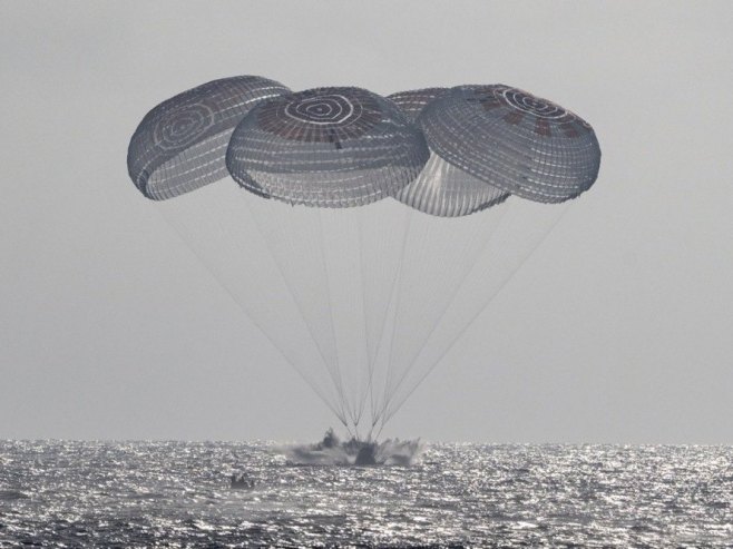 Повратак астронаута на Земљу (фото: EPA/KEEGAN BARBER / NASA / HANDOUT) Повратак астронаута на Земљу (фото: EPA/KEEGAN BARBER / NASA / HANDOUT) -