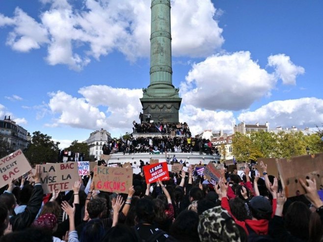 Француска, протести (фото: EPA/FIRAS ABDULLAH) Француска, протести (фото: EPA/FIRAS ABDULLAH) -