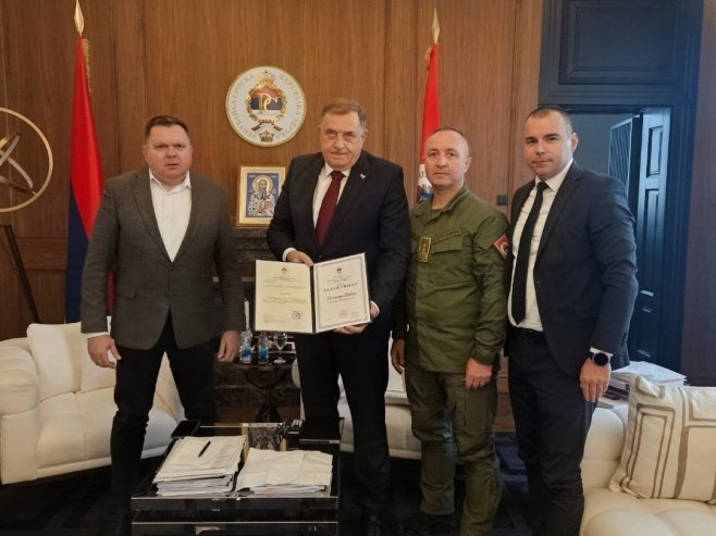 Додику уручена захвалница (Фото: x.com/MiloradDodik) Додику уручена захвалница (Фото: x.com/MiloradDodik) -