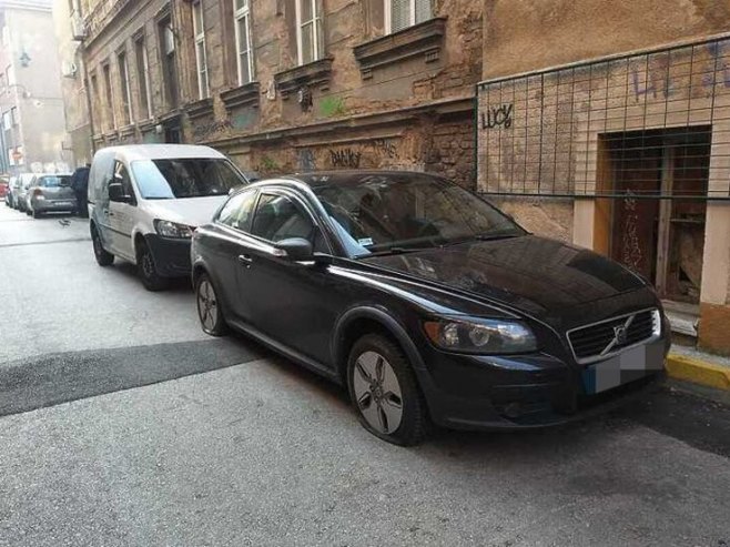 Сарајево, оштећен аутомобил Сарајево, оштећен аутомобил - Фото: Уступљена фотографија