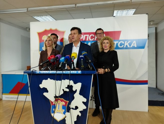 Блануша: Нисам понудио оставку, одлука о Петровићевом искључењу остаје на снази (ВИДЕО) Блануша: Нисам понудио оставку, одлука о Петровићевом искључењу остаје на снази (ВИДЕО)