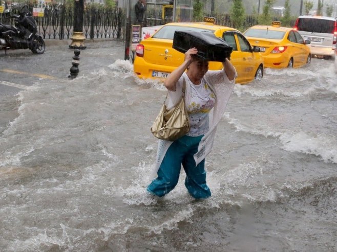 Поплаве у Истанбулу, архива (Фото: EPA/STRINGER) Поплаве у Истанбулу, архива (Фото: EPA/STRINGER) -