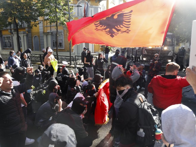 Протести у Албанији (Фото: EPA/MALTON DIBRA) Протести у Албанији (Фото: EPA/MALTON DIBRA) -