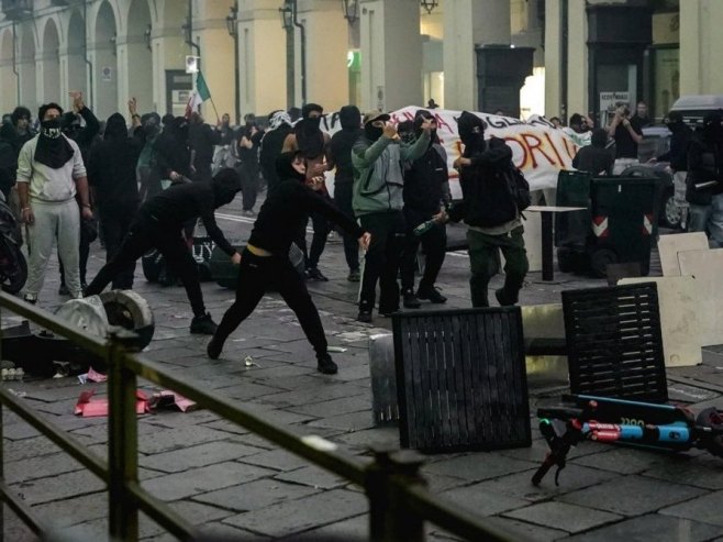 Италија, протести (фото: EPA/TINO ROMANO) Италија, протести (фото: EPA/TINO ROMANO) -