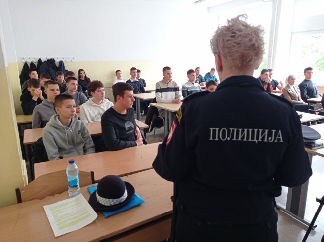 Превентивна кампања за средњошколце - Вршњачко насиље не смије бити прећутано (ВИДЕО) Превентивна кампања за средњошколце - Вршњачко насиље не смије бити прећутано (ВИДЕО)