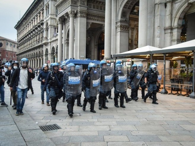Протести у Италији (фото: EPA/MATTEO CORNER) Протести у Италији (фото: EPA/MATTEO CORNER) -