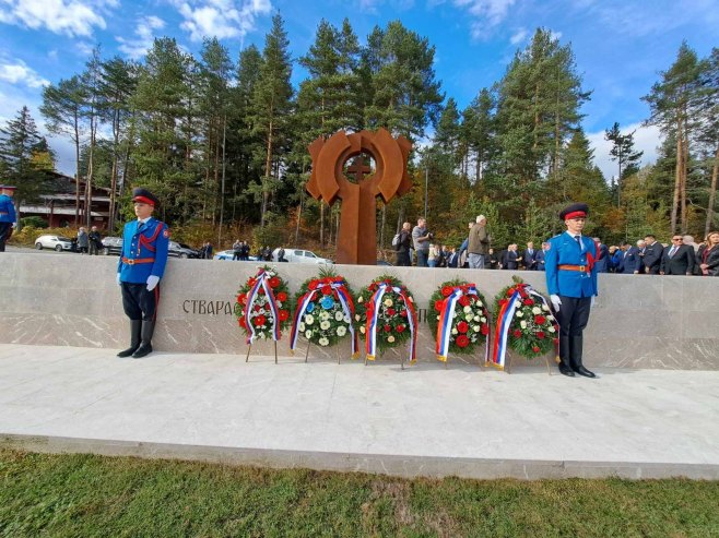 Полагање вијенаца на Палама Полагање вијенаца на Палама - Фото: РТРС