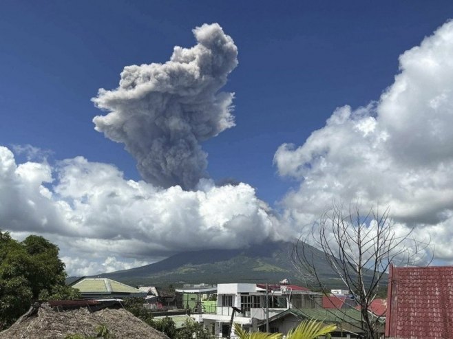 Вулкан (Фото: EPA/PHILIPPINE RED CROSS) Вулкан (Фото: EPA/PHILIPPINE RED CROSS) -