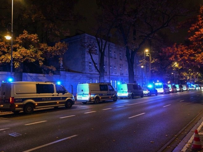 Полиција испред Уставног суда Пољске (Фото: EPA/RADEK PIETRUSZKA POLAND OUT) Полиција испред Уставног суда Пољске (Фото: EPA/RADEK PIETRUSZKA POLAND OUT) -