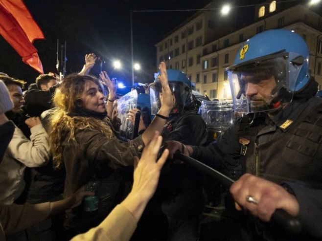Демонстрације у Риму (фото: EPA/MASSIMO PERCOSSI) Демонстрације у Риму (фото: EPA/MASSIMO PERCOSSI) -