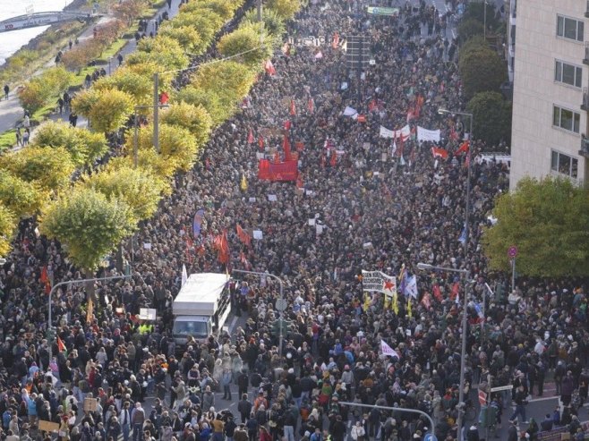 Протести у Њемачкој (фото. EPA/CHRISTOPHER NEUNDORF) Протести у Њемачкој (фото. EPA/CHRISTOPHER NEUNDORF) -