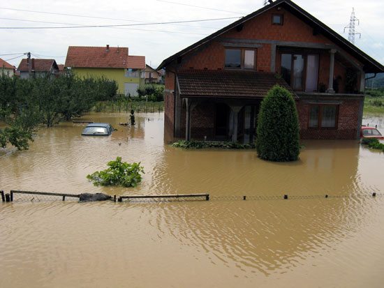 Поплављено двориште - вода до прозора