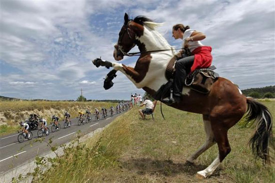 Учесници бициклистичке трке "Tour de France" добили су нову публику!