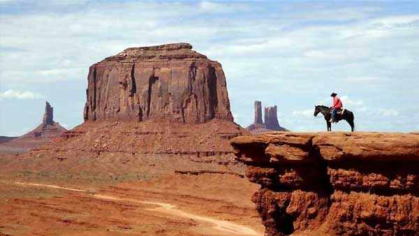 Коњаник и поглед ка "Monument Valley" парку у Јути, САД...