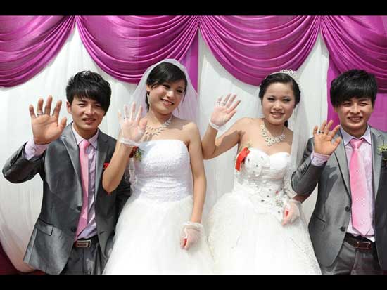 Два идентична брата оженили су двије идентичне сестре у Фјунгјангу, Кина.