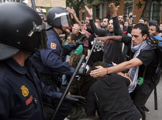 Мадрид: Полиција тукла демонстранте пендрецима...