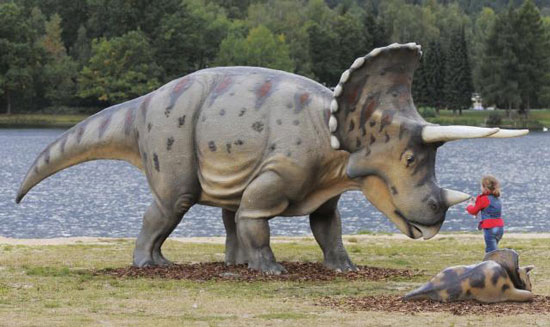 Изложба "Свијет диносауруса" у граду Хоенфелден у Њемачкој...