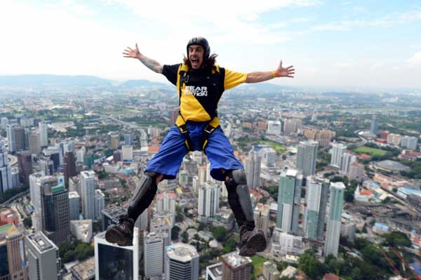 "BASE" скакачи скачу са туристичке атракције, малезијског ТВ торња КЛ, високог 421м у центру Куала Лумпура...