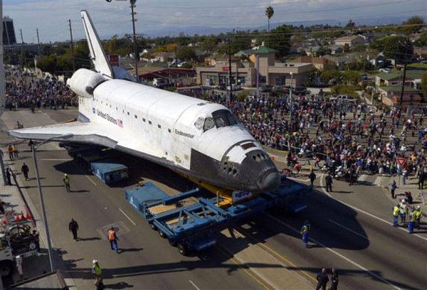 Становници Лос Анђелеса испраћају свемирски шатл "Ендевор" на великој платформи, на путу ка музеју у којем ће бити трајно смјештен...