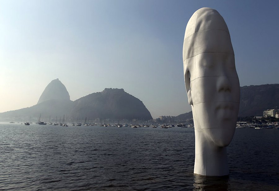 12 метара висока скултура "Авилда" смјештена дуж плаже Ботафого у Рио де Жаниеру, поводом пројекта 'OIR' (Other Ideas for Rio)...