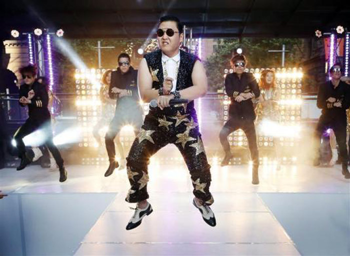 Јужно Корејански пјевач "Psy" иводи свој хит "Gangnam Style" у јутарњем програму једне телевизијске куће у Сиднеју...