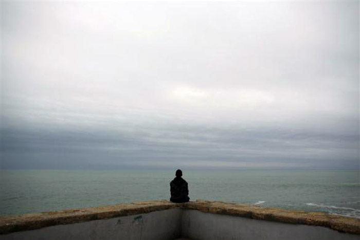 Незапослени 29-годишњи отац, сједи и гледа у море размишљајући како до посла...