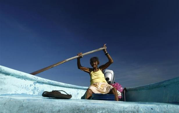 Бакица рибар, Сесилија Вилегас (77) из Костарике довози чамац са јутарњим уловом на обалу.