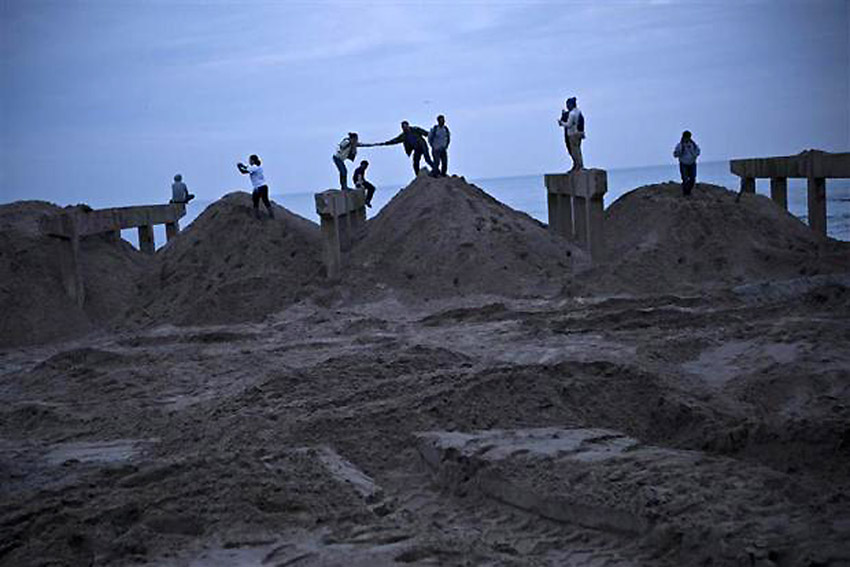 Игра људи на остацима шеталишта "Rockaway Beach" које је уништио ураган Сенди у Квинсу у Њујорку...