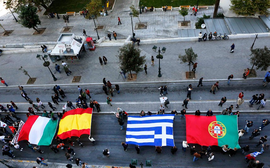 Дан штрајкова на тргу у Атини - Демонстранти носе заставе Италије, Шпаније, Грчке и Португала...