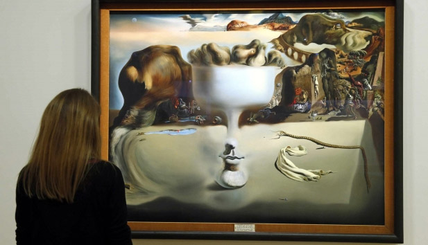 Изложба "Дали" једног од највећих уметника XX вијека, чувеног шпанског надреалисте, Салвадора Далија у музеју Савремене умјетности у Паризу.