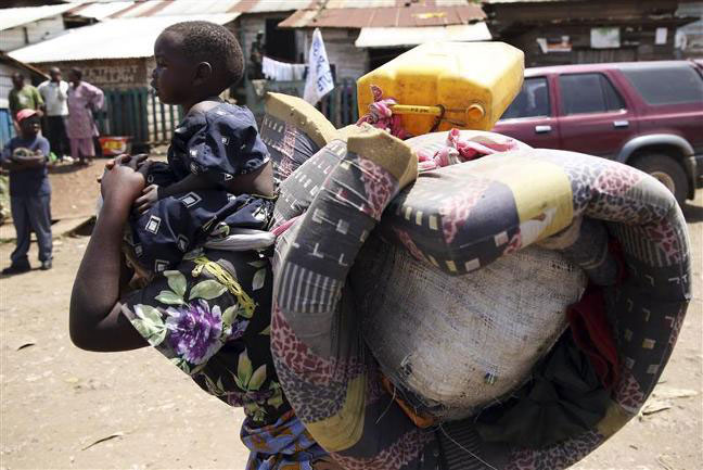 Жена носи своје дијете у Минови, око 45 км (28 миља) западно од Гоме, Демократска Република Конго.