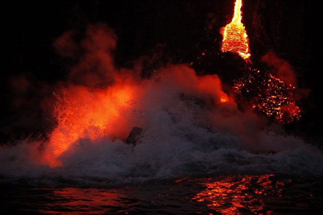 Лава се улијева у океан код Хаваја, стварајући риједак природни феномен.
