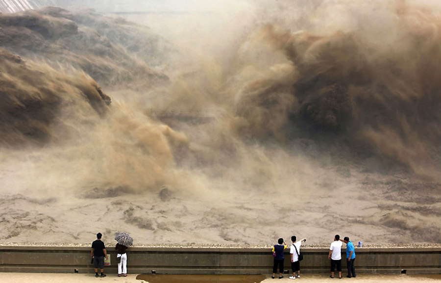 Посјетиоци посматрају куљање воде пуштене преко насипа Сиаолангди како би се Жута ријека прочистила од нагомиланих садимената и спријечила поплаве у Ђијуану, у централној кинеској провинцији Хенан...