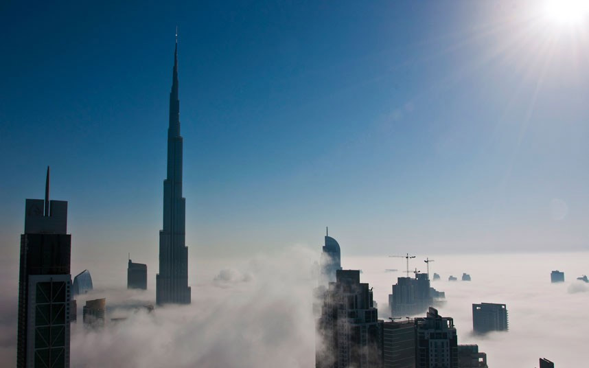 Поглед на Дубаи са 52. спрата, неке од највиших зграда на свијету пробијају се и кроз облаке