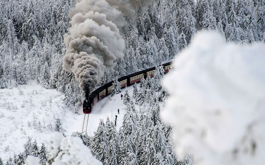 Сјеверна Њемачка, Вернигрод: Воз на ускотрачној прузи пробија се кроз снијег