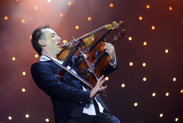 Виртуоз на виолини свира четири виолине у исто вријеме на концерту у Украјинском граду Лвив.