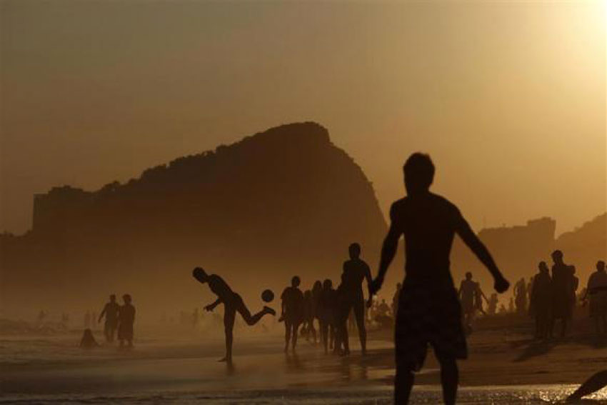 Игра лоптом на Копакабана плажи у Рио де Жаниеру...