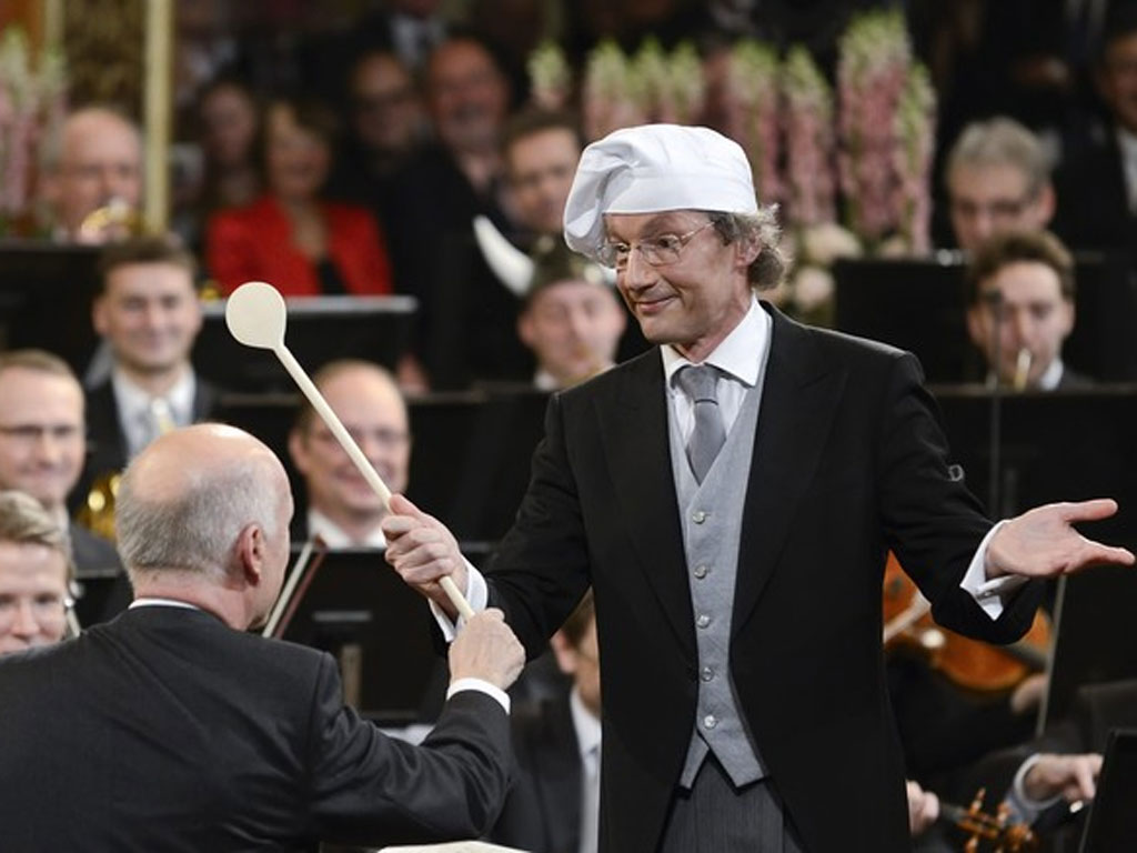 Аустријски диригент Франц Велсер-Мост, диригује Бечком филхармонијом прерушен у кувара током Новогодишњег концерта у Бечу